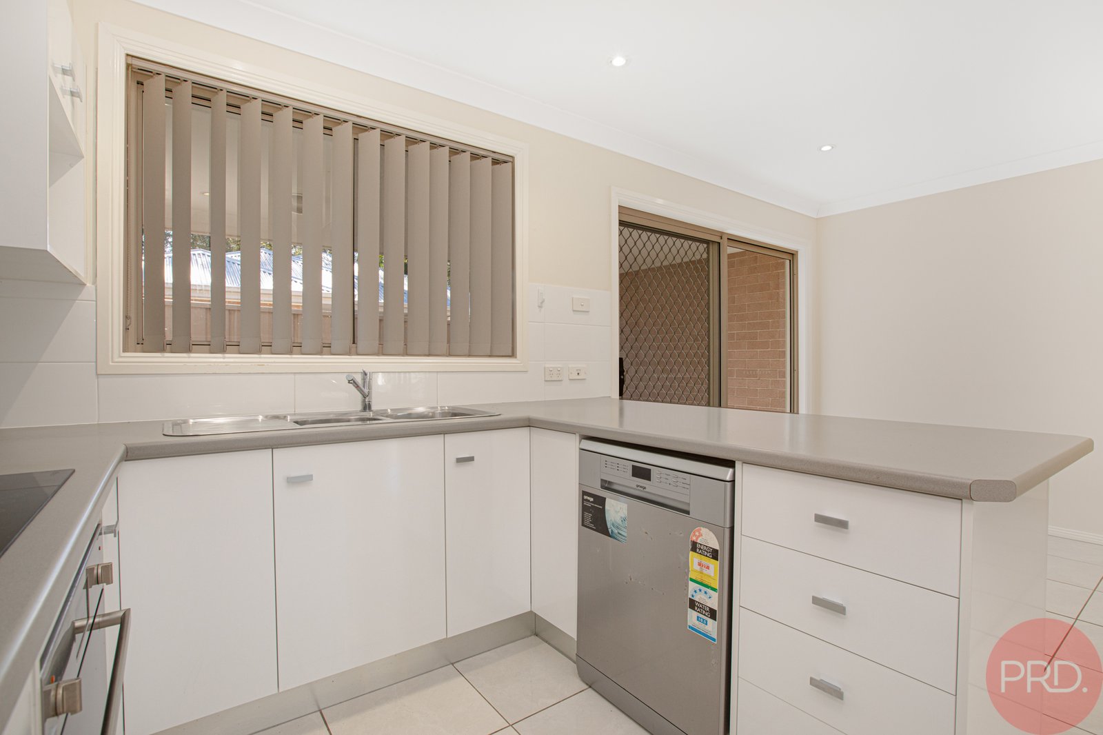2/9 Windermere Road LOCHINVAR 5