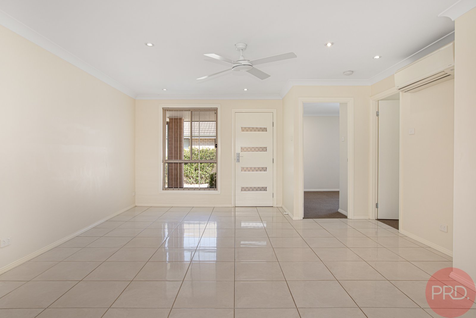 2/9 Windermere Road LOCHINVAR 6