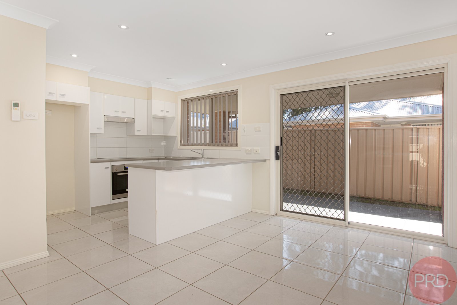 2/9 Windermere Road LOCHINVAR 7