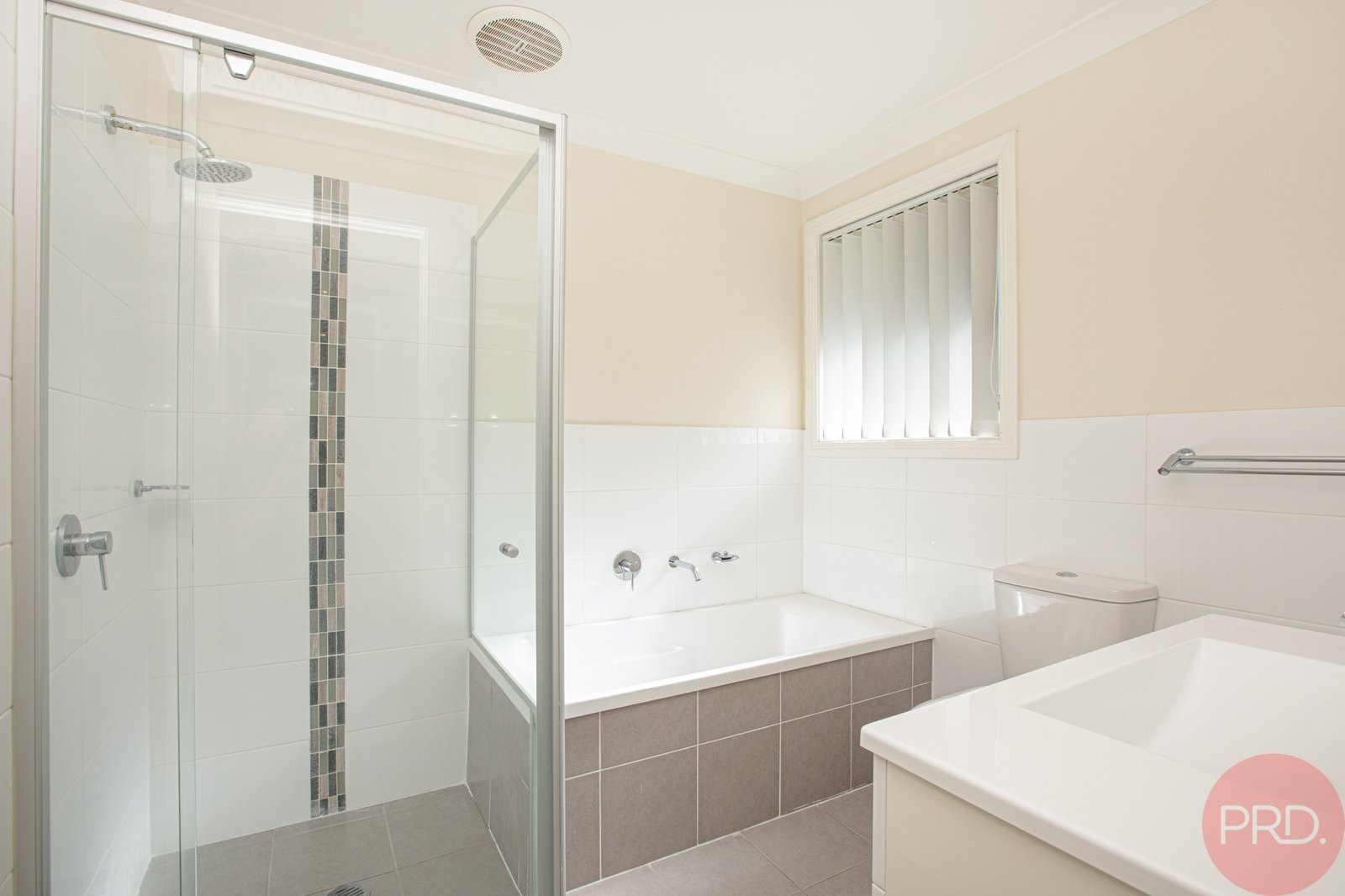 2/9 Windermere Road LOCHINVAR 10