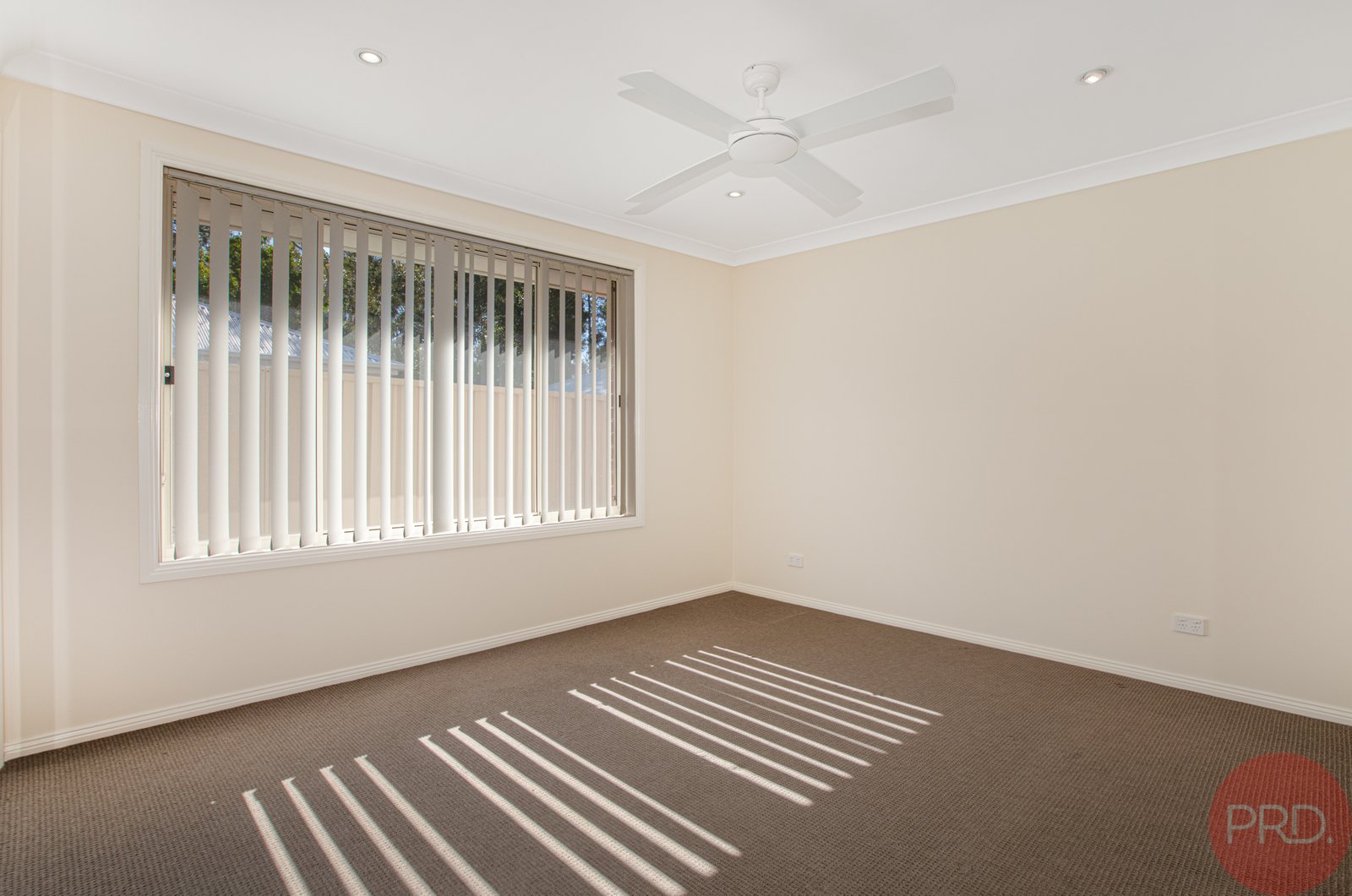 2/9 Windermere Road LOCHINVAR 11