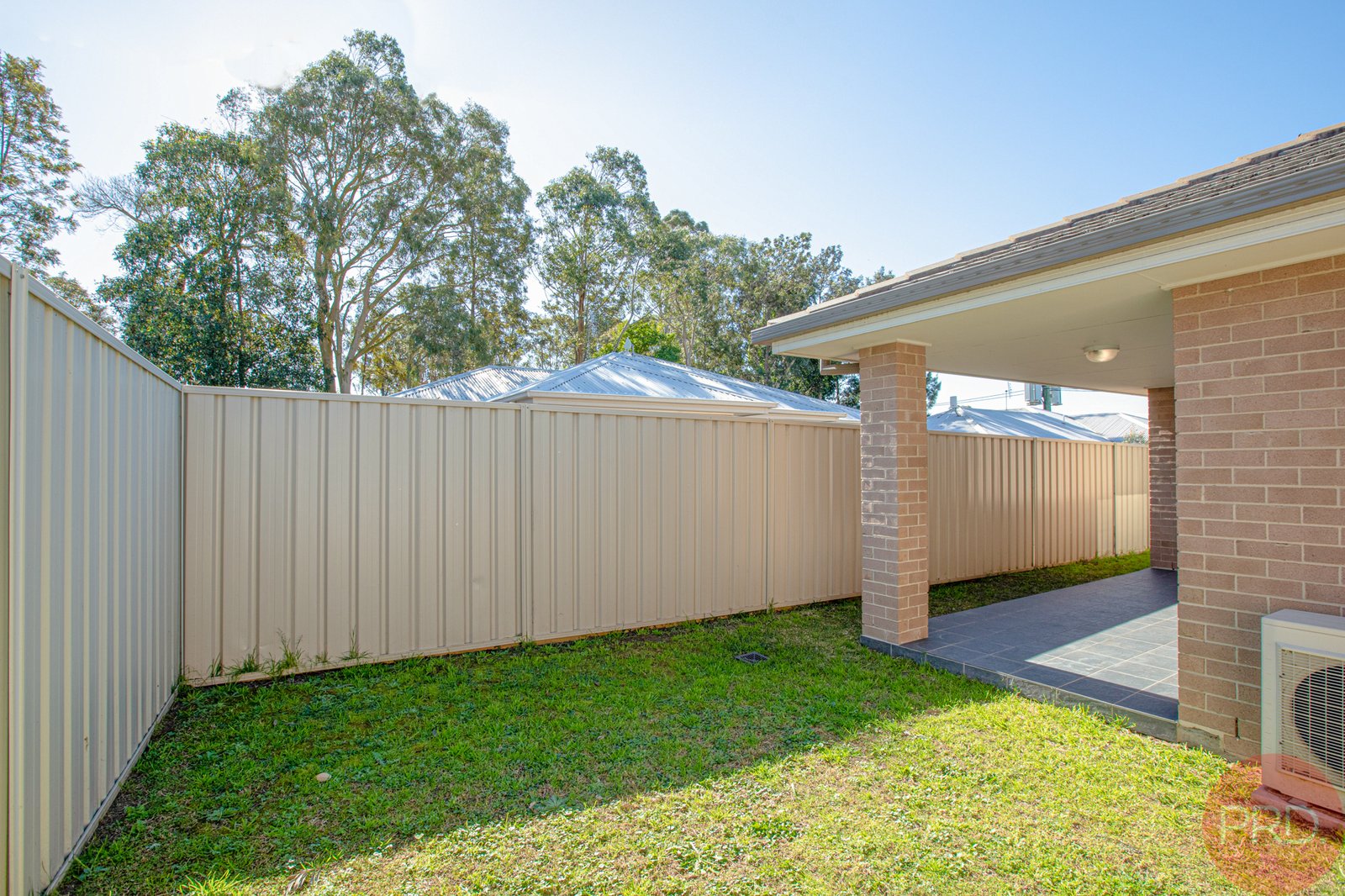 2/9 Windermere Road LOCHINVAR 16