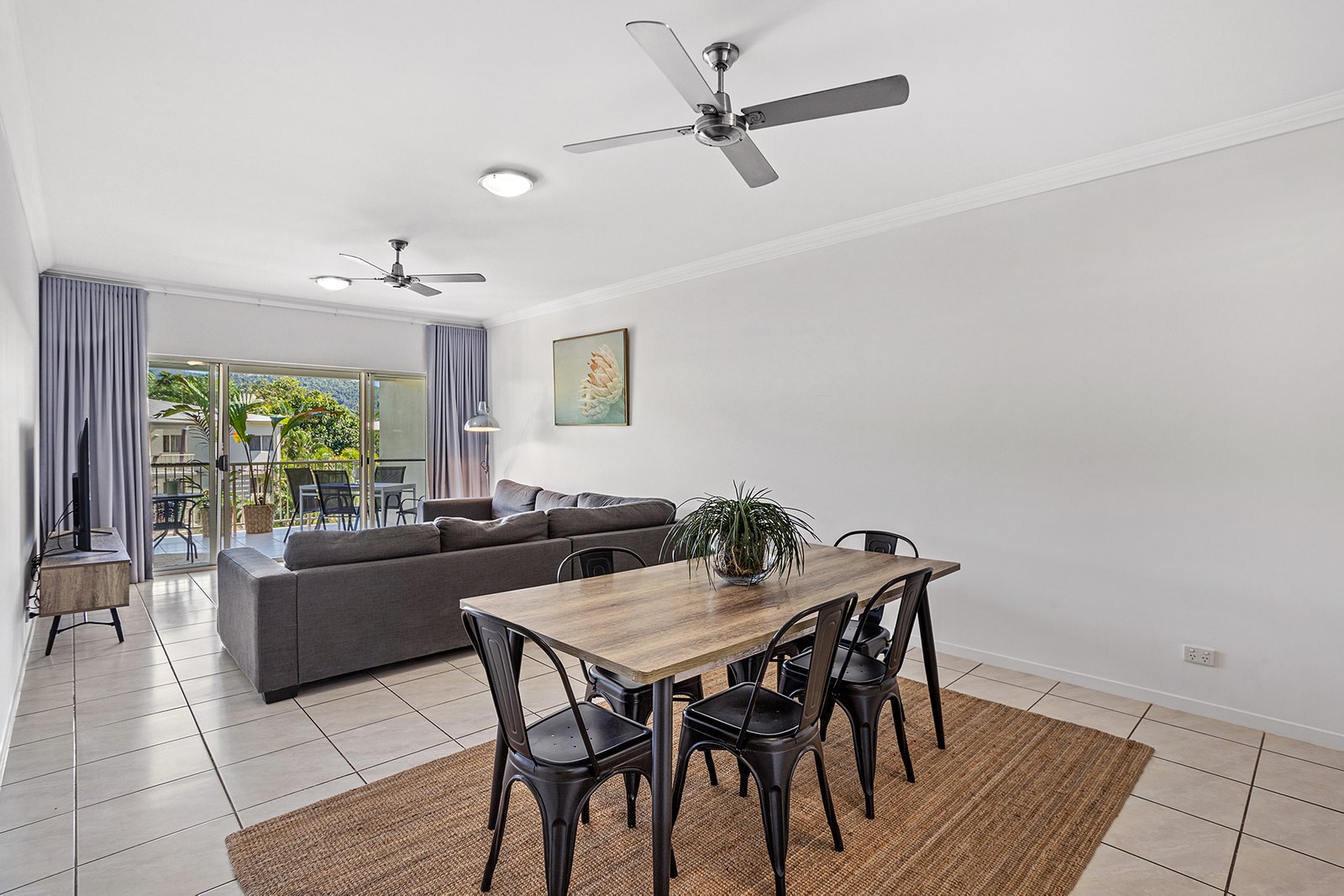 29/21 Shute Harbour Road CANNONVALE 2