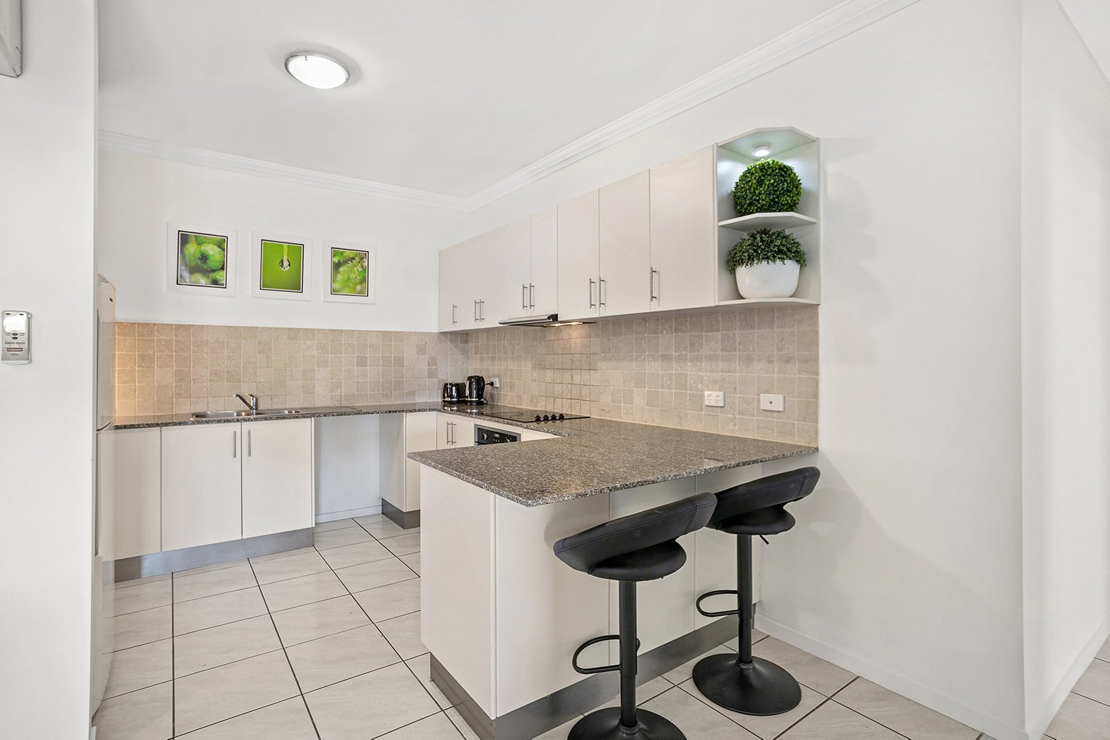 29/21 Shute Harbour Road CANNONVALE 7