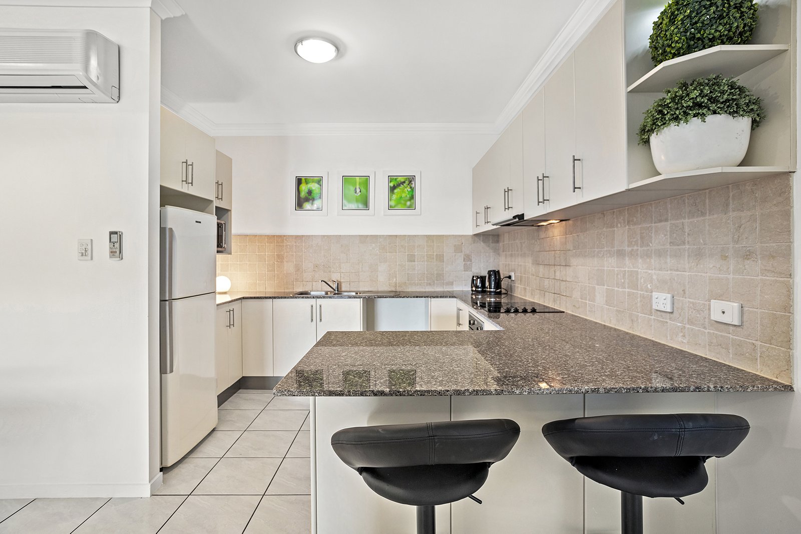 29/21 Shute Harbour Road CANNONVALE 8