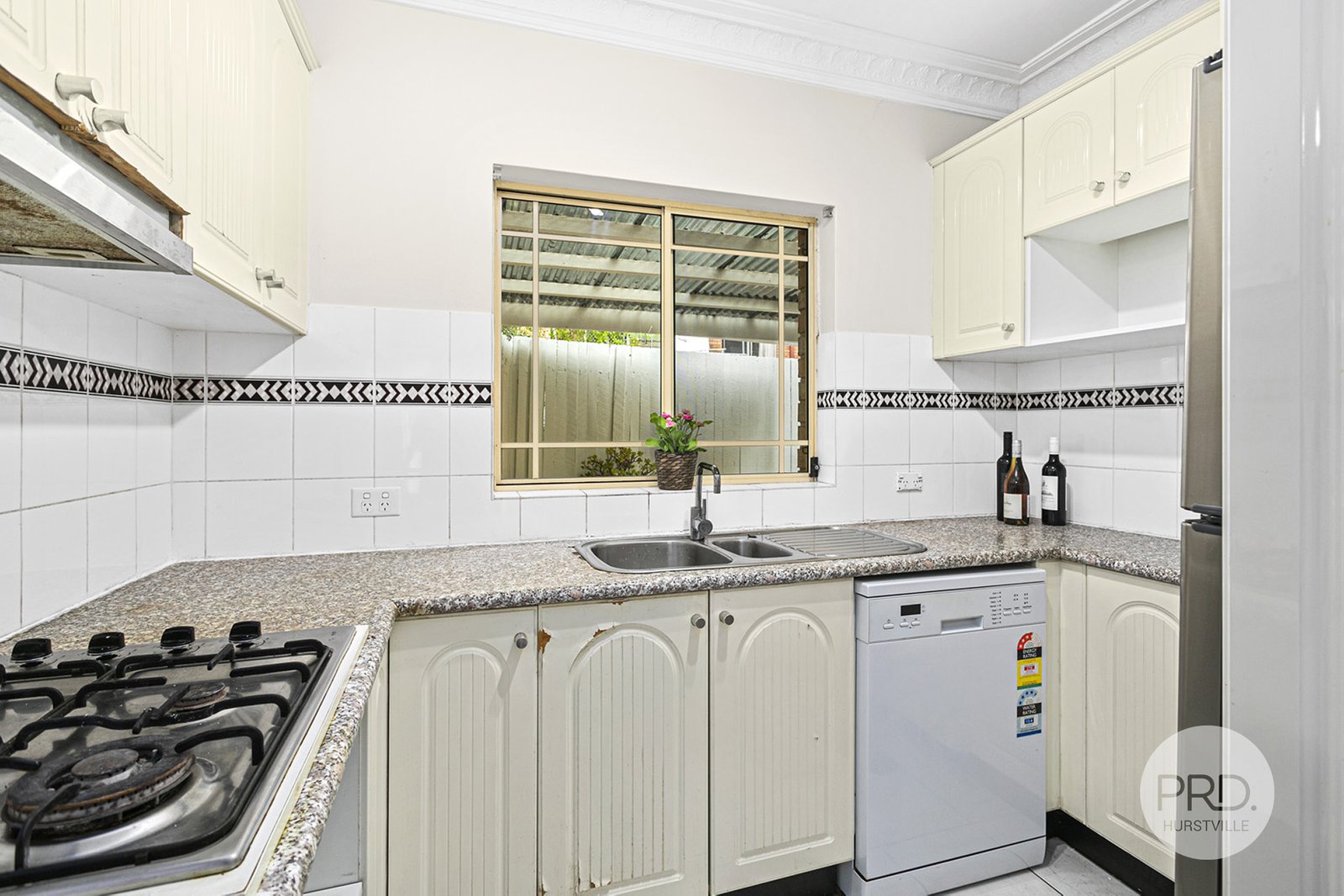 2/94 Woniora Road HURSTVILLE 3