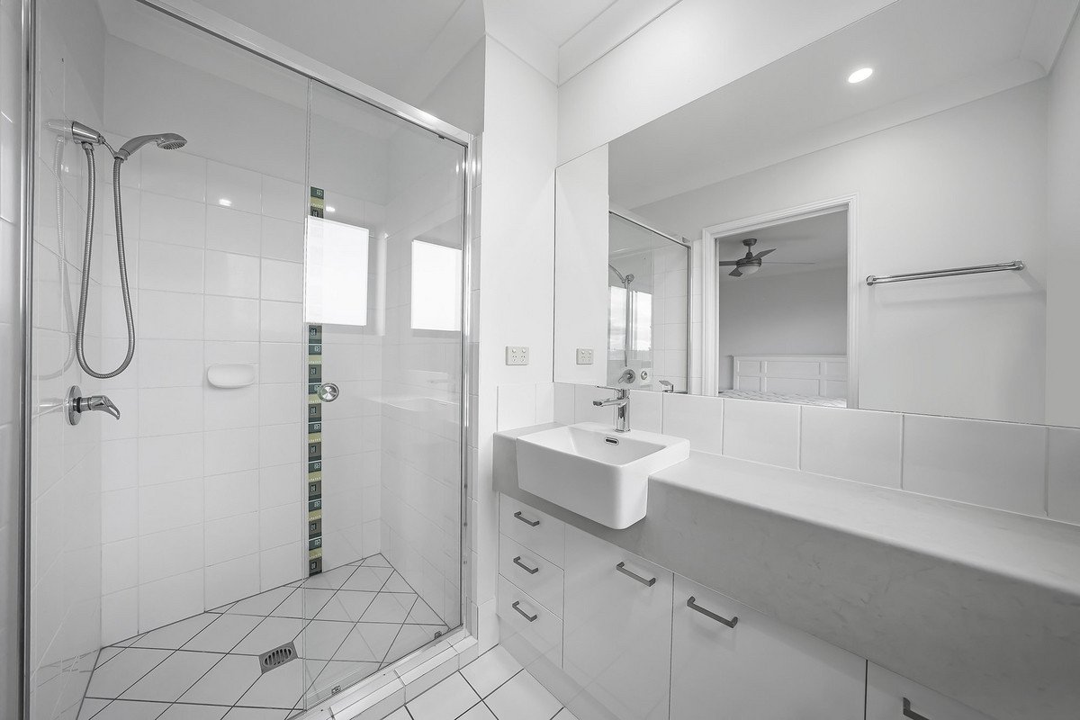 29/6 Fifth Avenue BURLEIGH HEADS 9