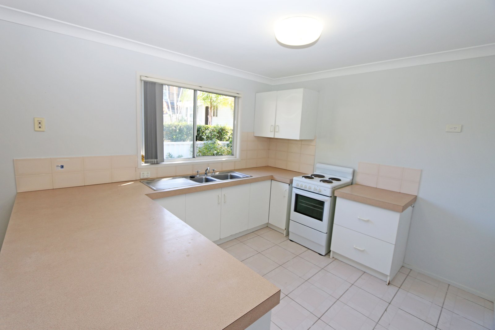 2/96 Johnston Street SOUTHPORT 7