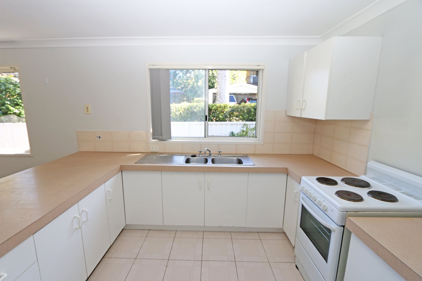2/96 Johnston Street SOUTHPORT 8