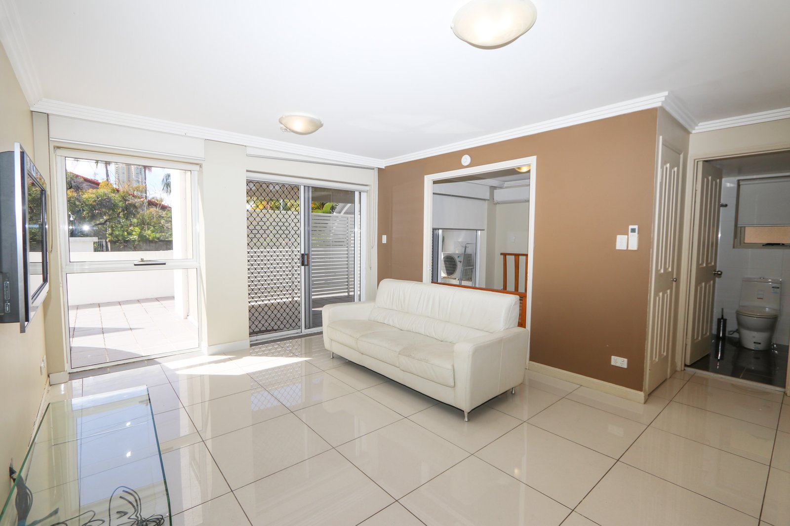 2/96 Stanhill Drive CHEVRON ISLAND 4