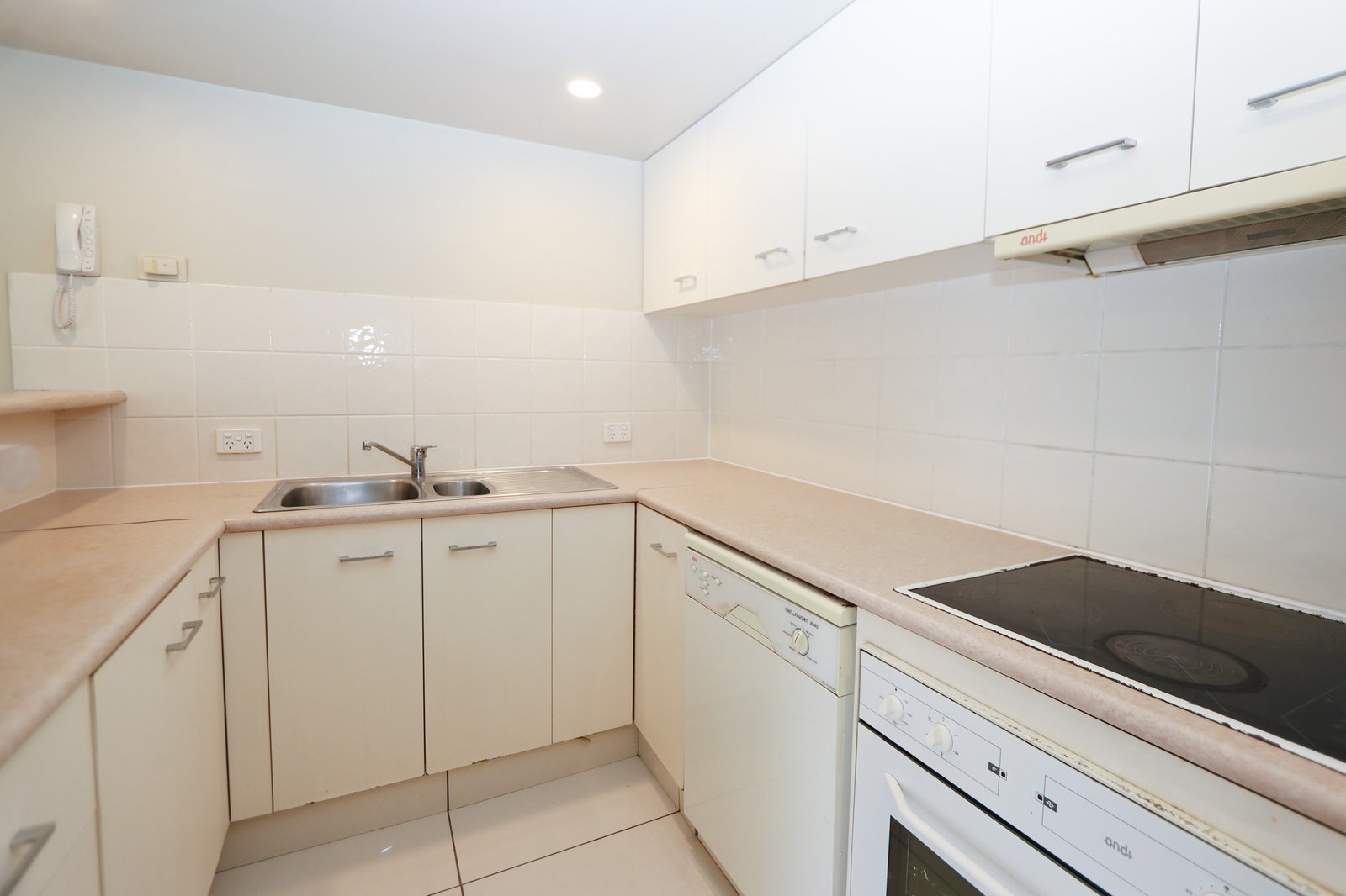 2/96 Stanhill Drive CHEVRON ISLAND 7
