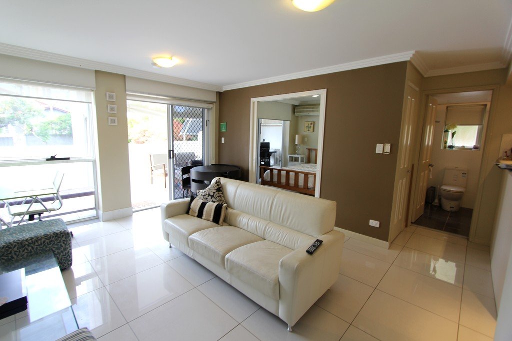 2/96 Stanhill Drive CHEVRON ISLAND 1