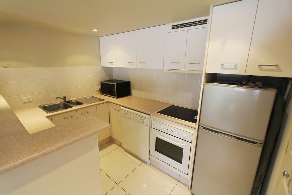 2/96 Stanhill Drive CHEVRON ISLAND 4