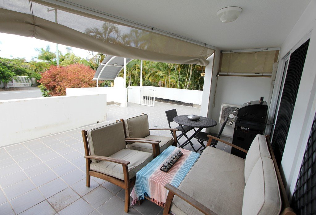 2/96 Stanhill Drive CHEVRON ISLAND 8