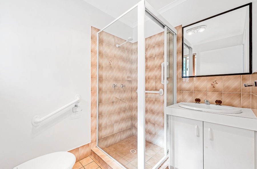 2/97 Corunna Cres  ASHMORE 8