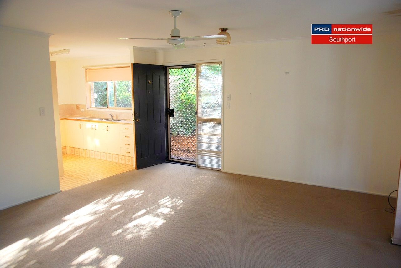 2/97 Corunna Cres  ASHMORE 2