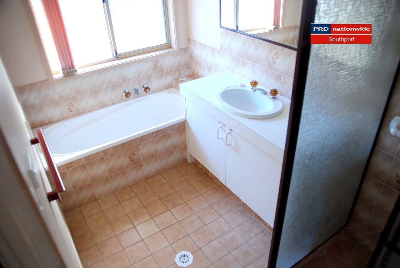 2/97 Corunna Cres  ASHMORE 8