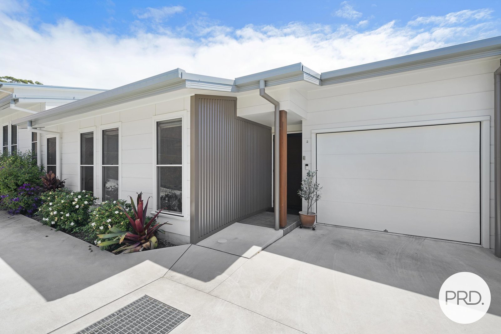 2/98 Lord Street LAURIETON 2