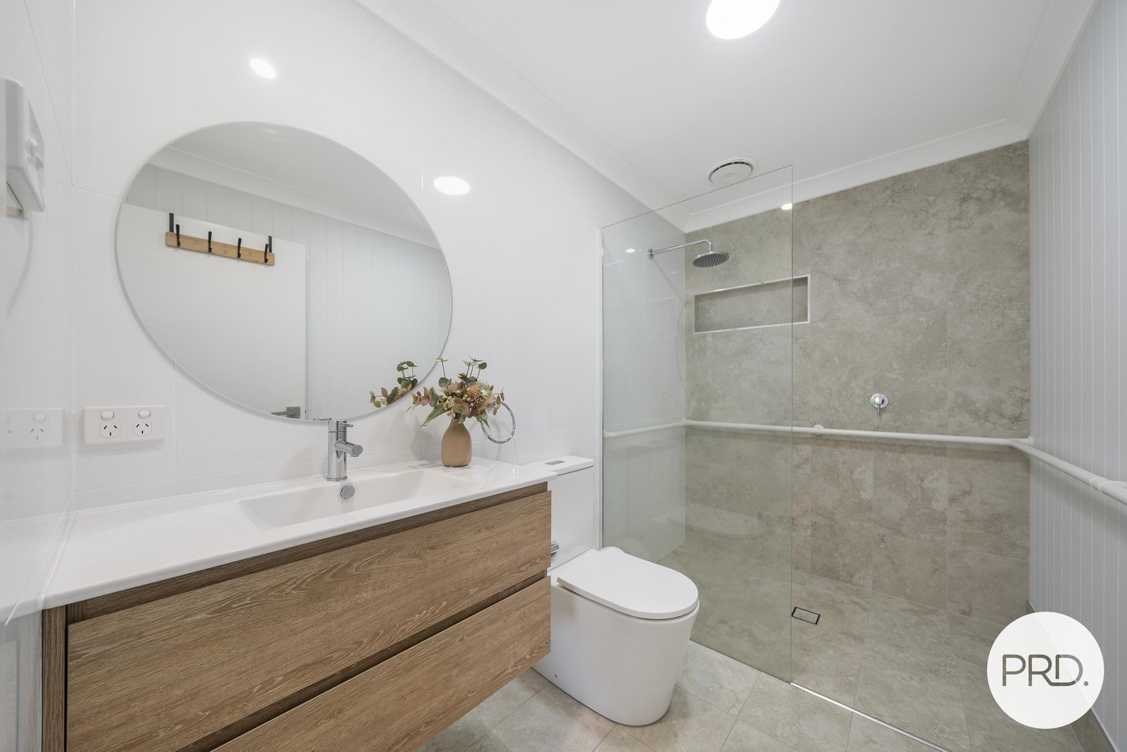 2/98 Lord Street LAURIETON 9