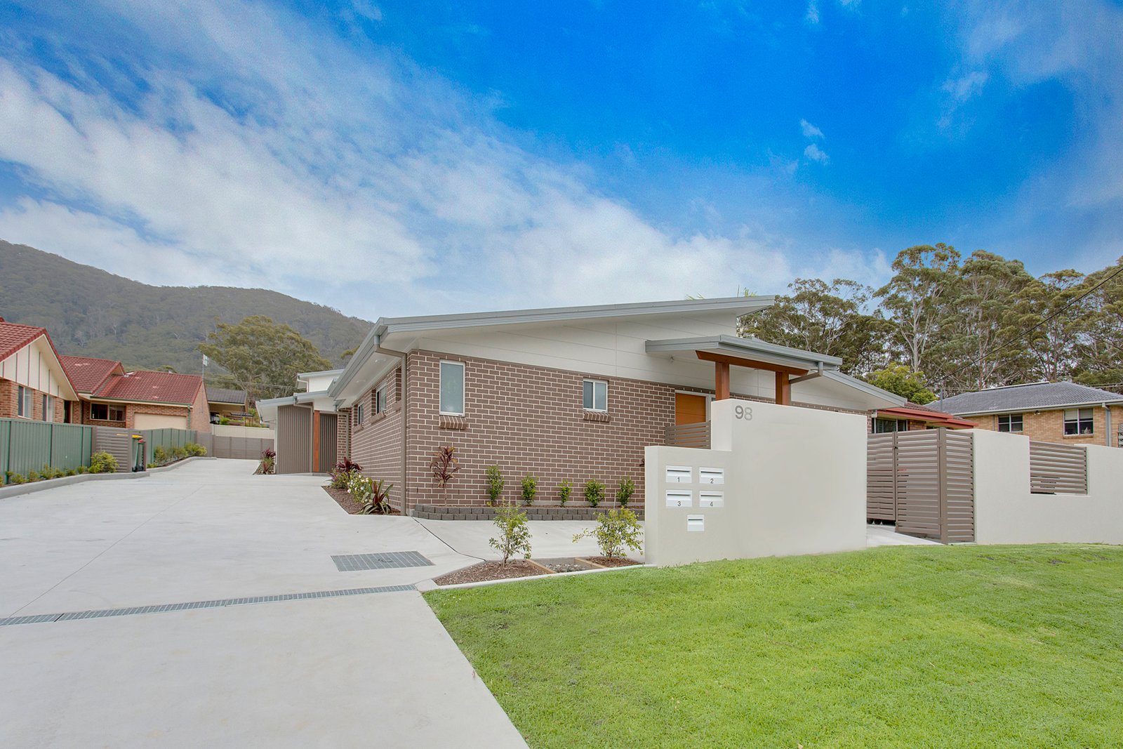 2/98 Lord Street LAURIETON 2