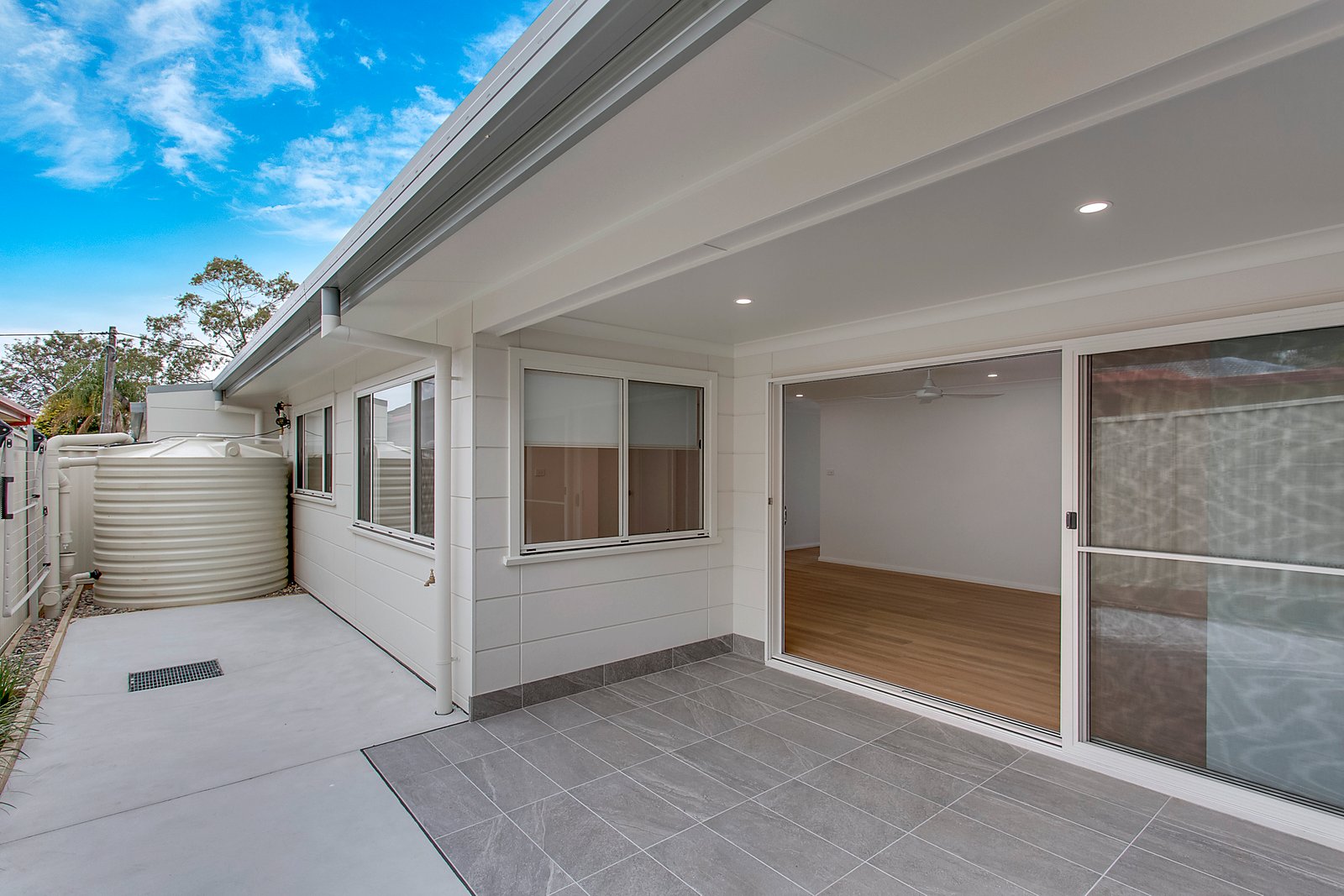 2/98 Lord Street LAURIETON 12