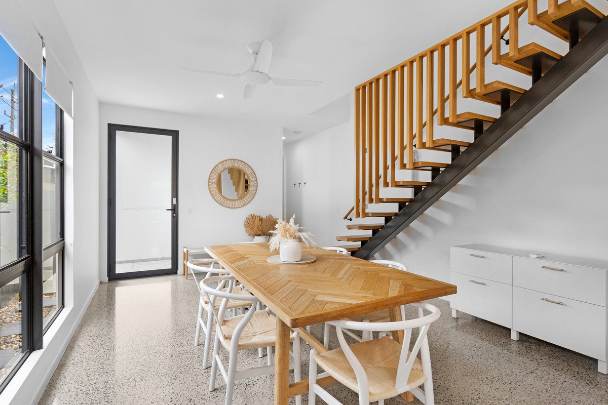 2/99 Nobby Parade MIAMI 1