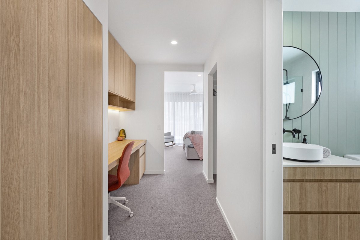 2/99 Nobby Parade MIAMI 13