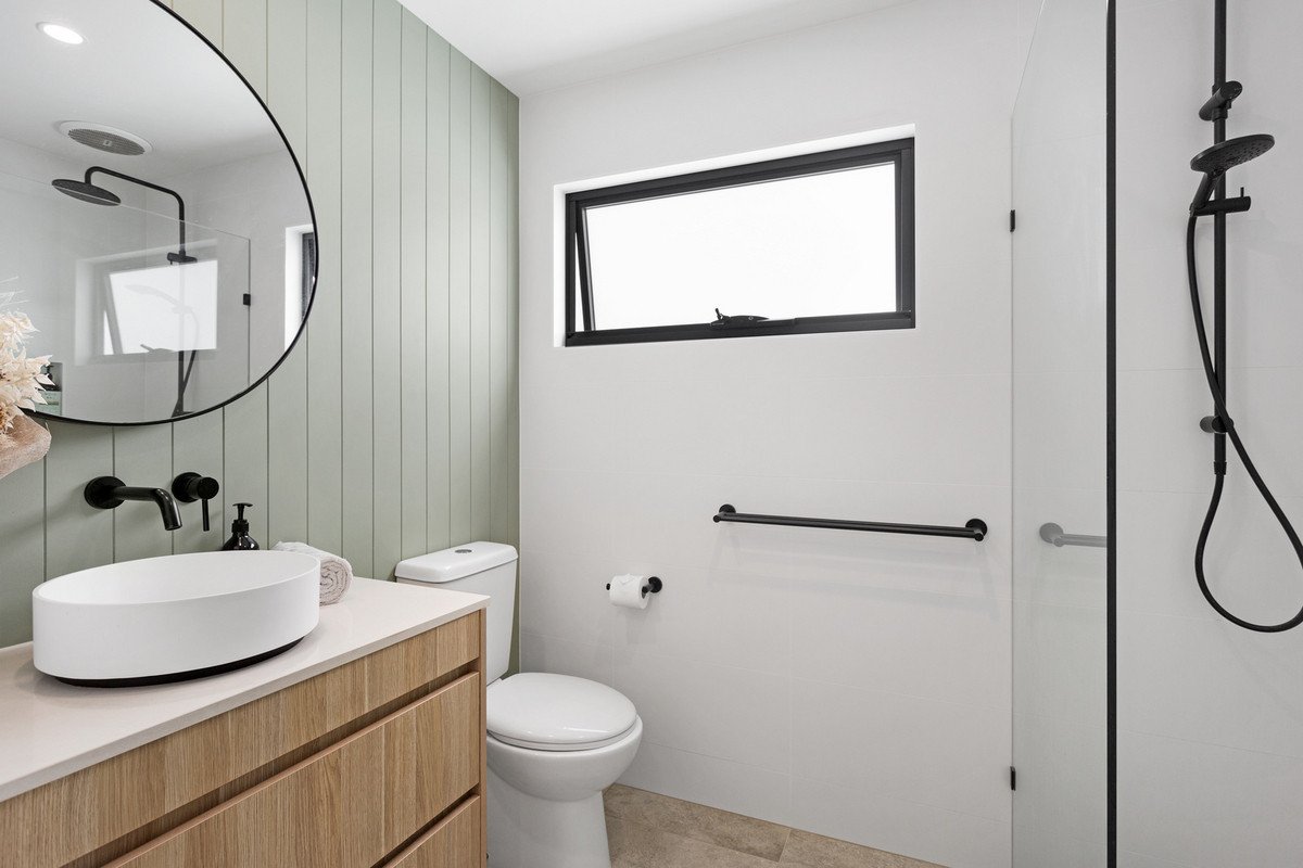 2/99 Nobby Parade MIAMI 14