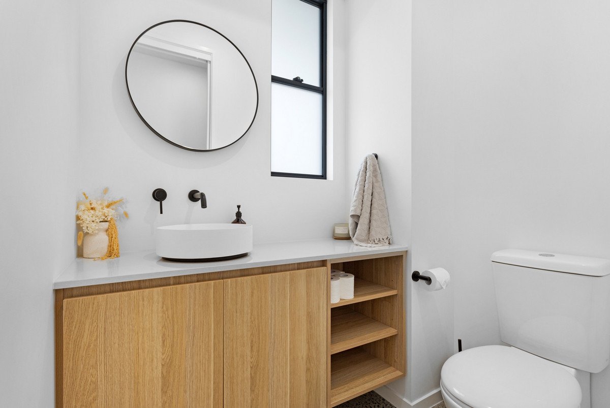 2/99 Nobby Parade MIAMI 17