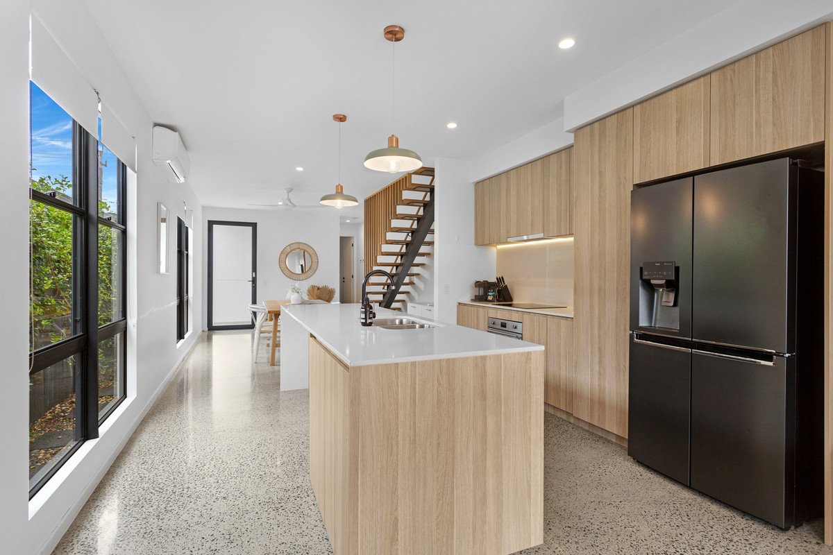 2/99 Nobby Parade MIAMI 3