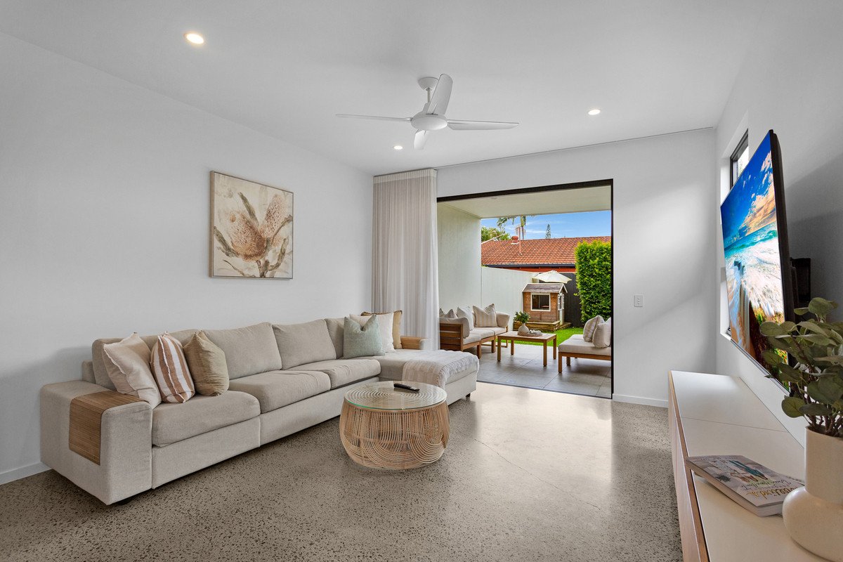 2/99 Nobby Parade MIAMI 4