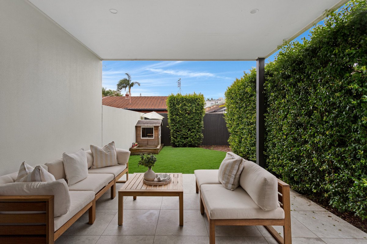 2/99 Nobby Parade MIAMI 5