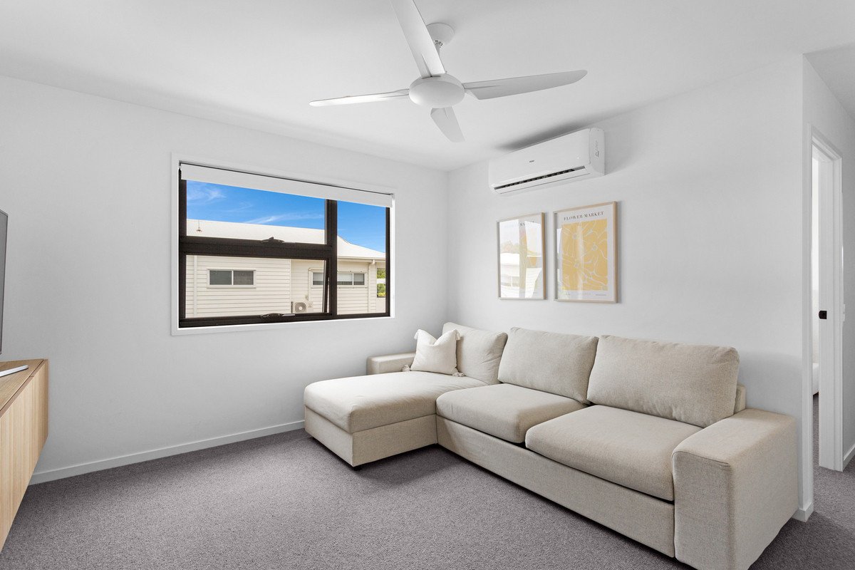 2/99 Nobby Parade MIAMI 9