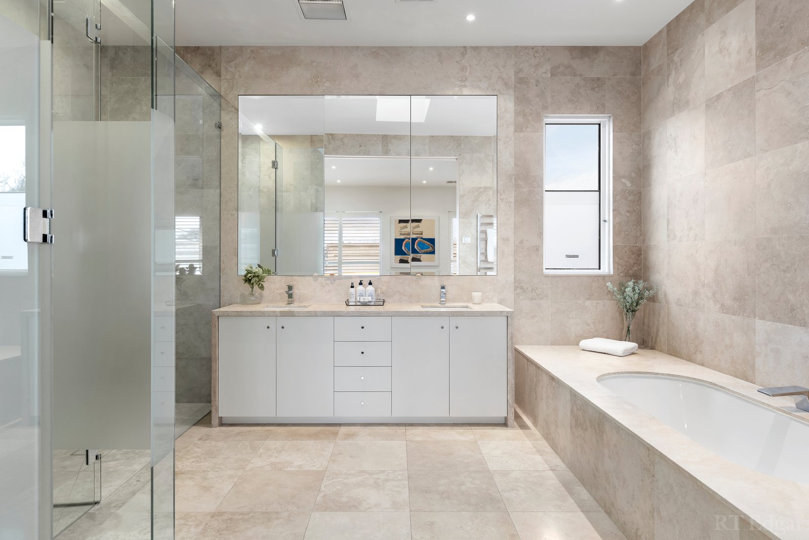 Real Estate and Property in 2A Lawnhill Road, Malvern, VIC