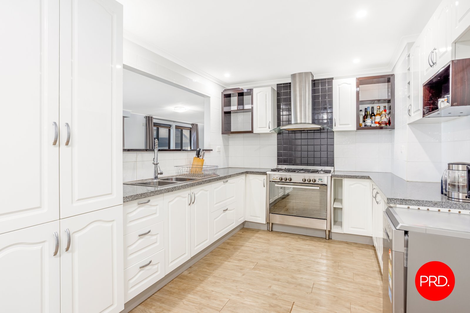 2a Pethard Place GOLDEN SQUARE 2