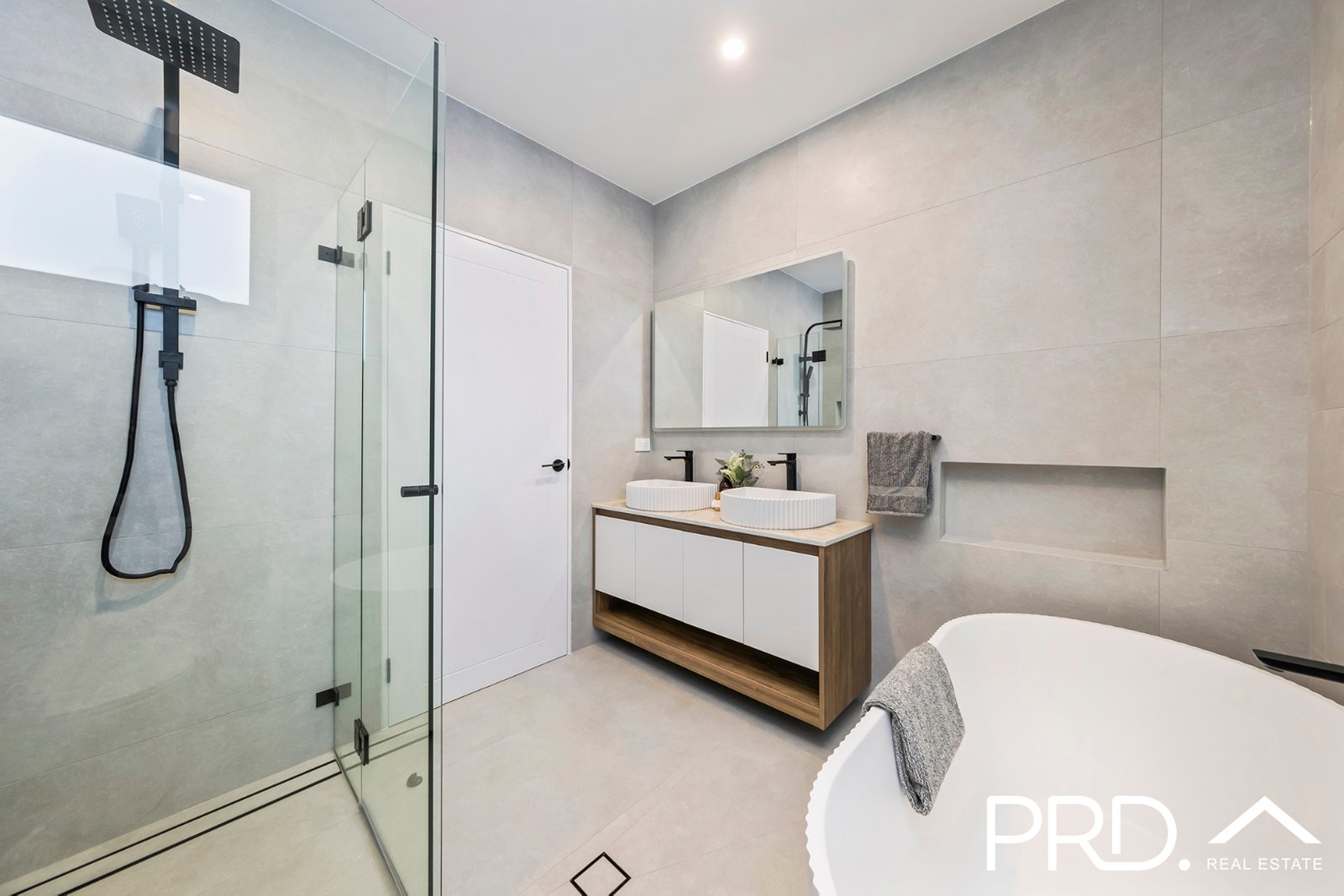 2a Windermere Crescent PANANIA 13