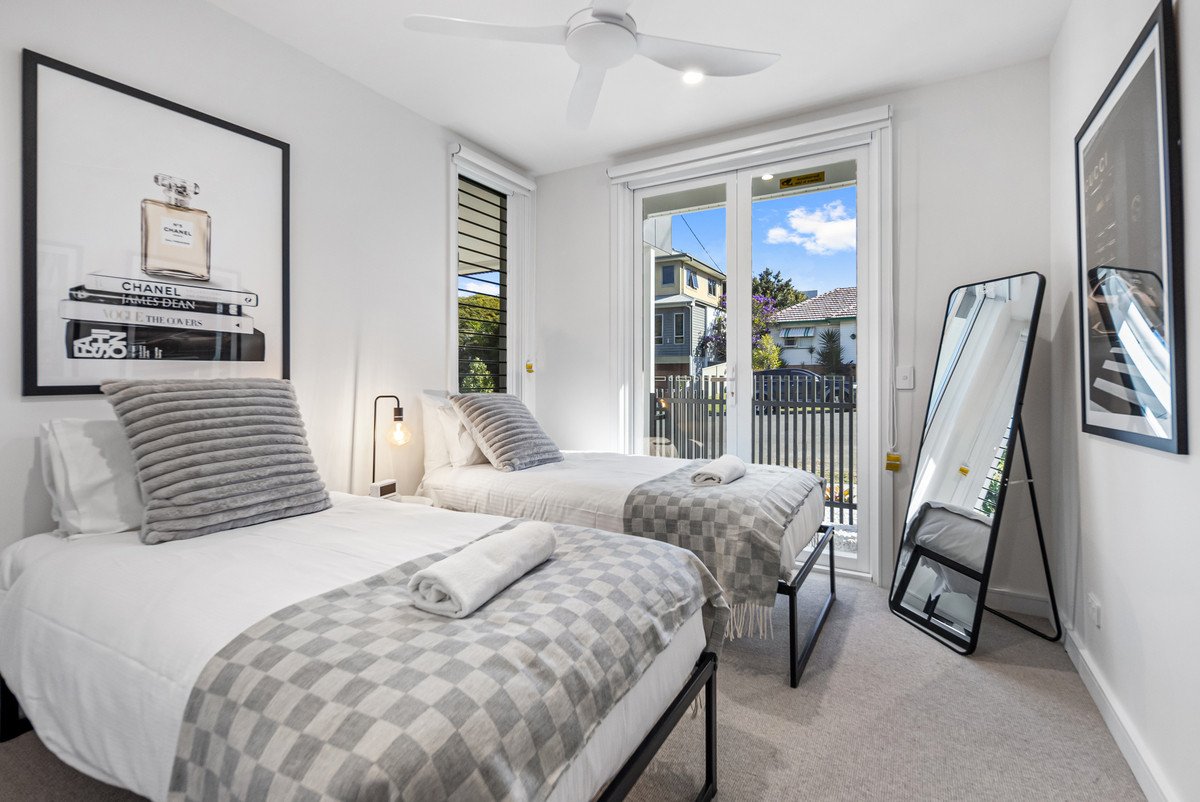 2B Kate Street Southport 11