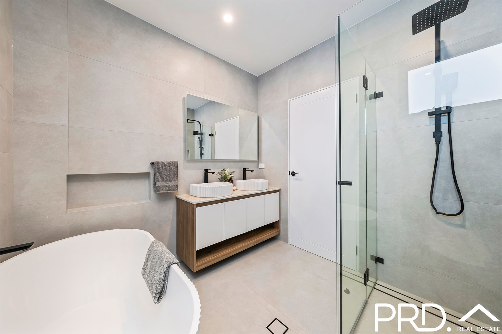 2b Windermere Crescent PANANIA 13