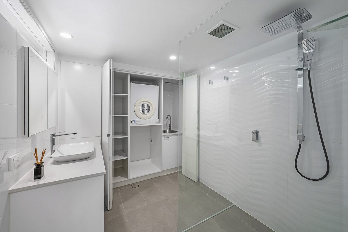 2B/238 The Esplanade Burleigh Heads 11