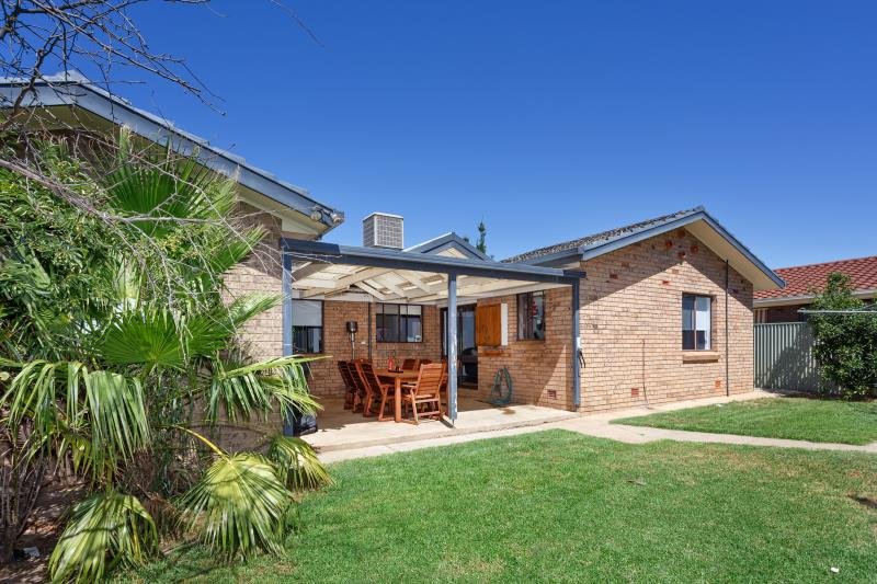 3 Bass Street LAKE ALBERT 9