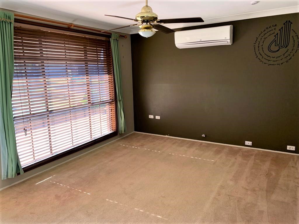 3 bosavi Street GLENFIELD 4