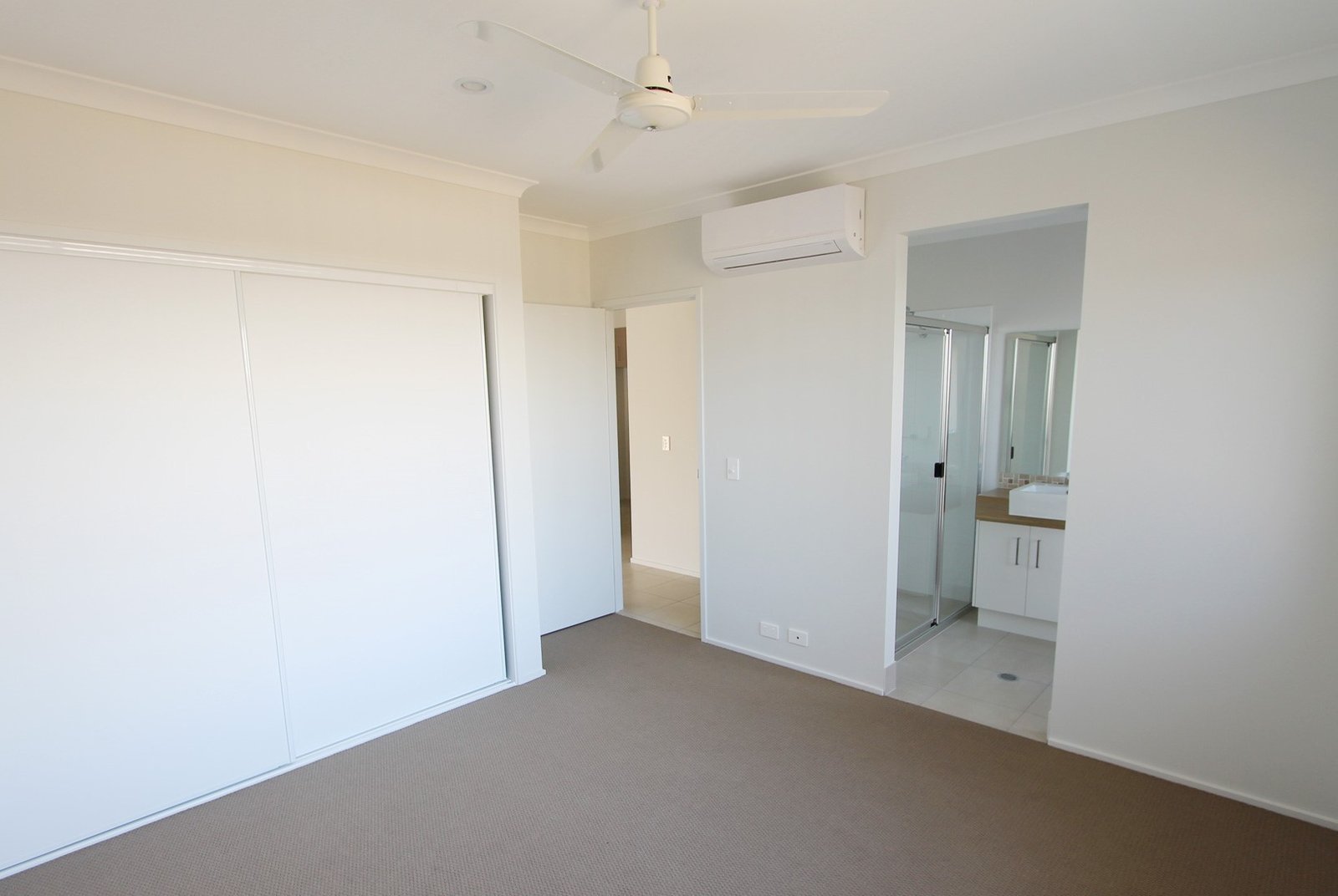 3 Buchanen Street BOYNE ISLAND 3