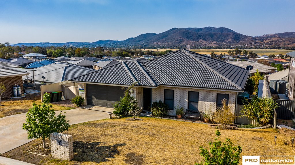 3 Currawong Drive TAMWORTH 1