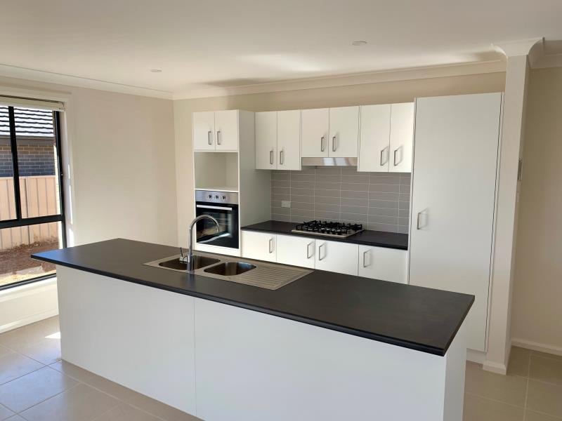 3 Explorers Way TAMWORTH 2