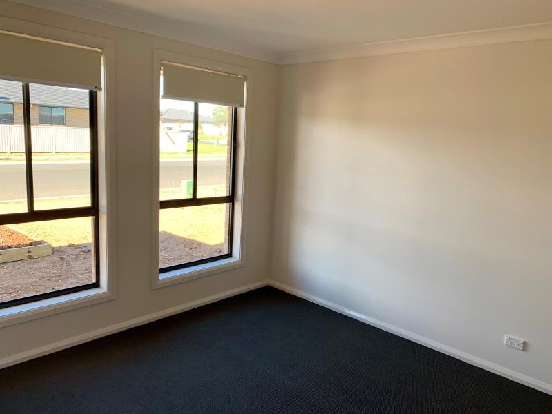 3 Explorers Way TAMWORTH 5