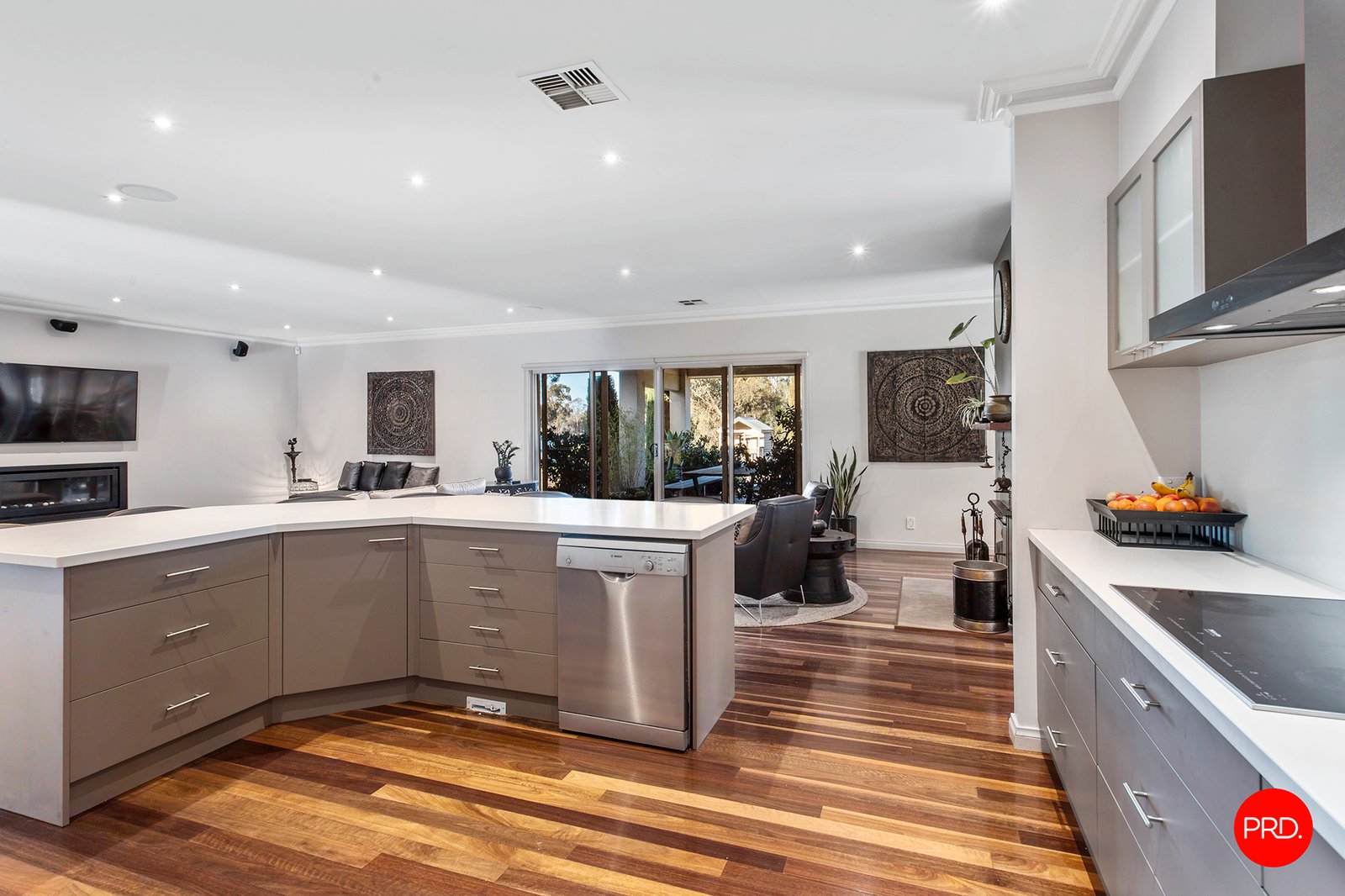 3 Hall Crescent JUNORTOUN 10