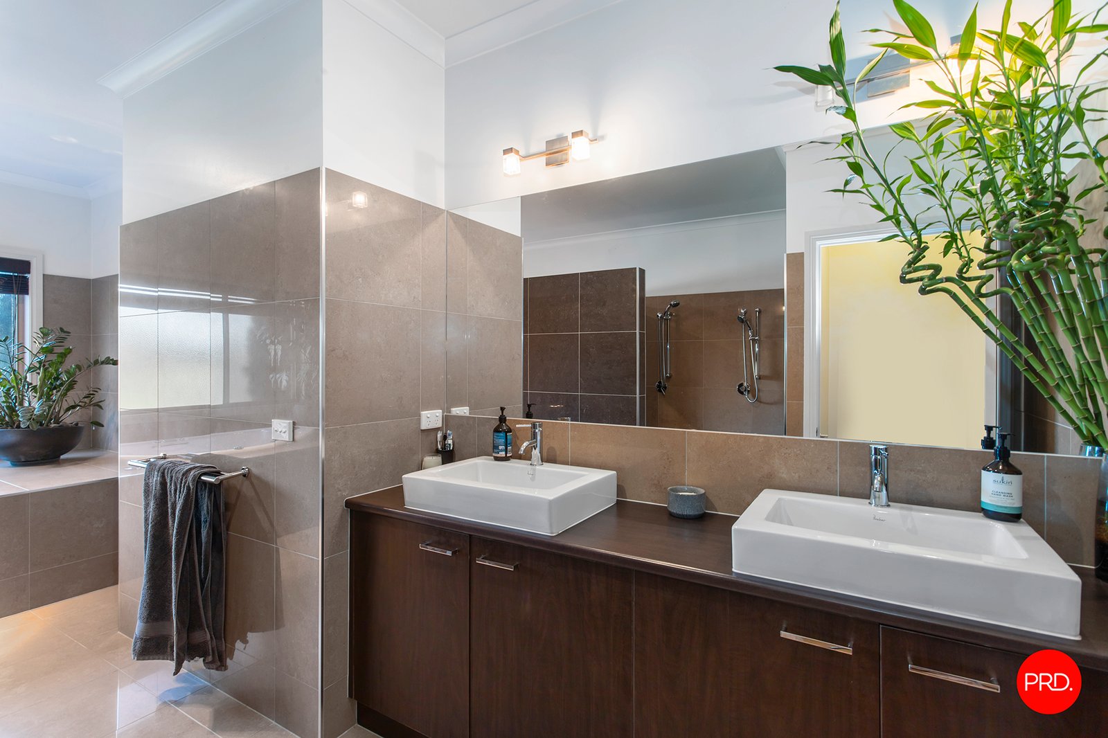 3 Hall Crescent JUNORTOUN 18