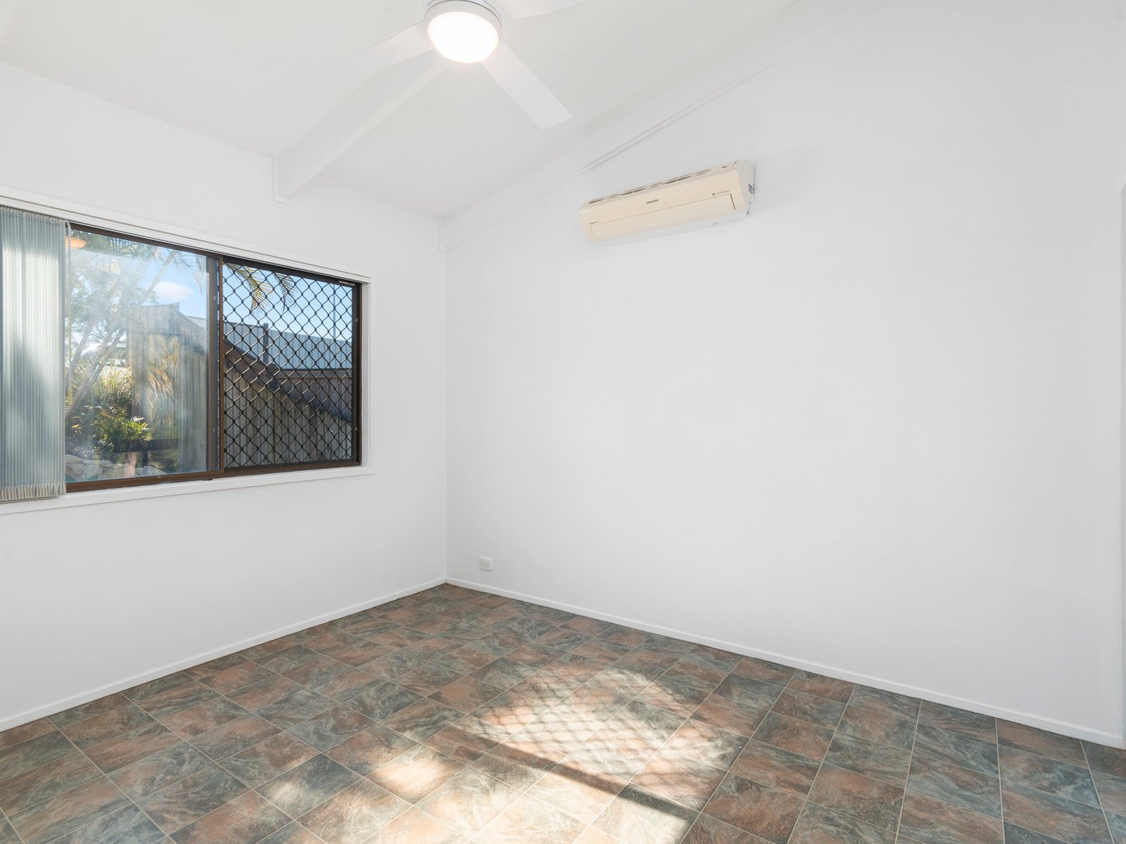 3 Hyden Court ELANORA 11