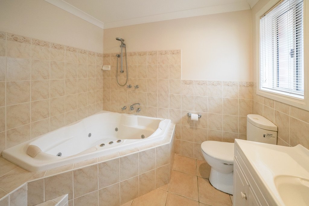 3 Illeura Road BOURKELANDS 7