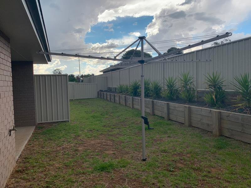 3 Lake Place TAMWORTH 9